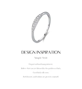 Detailansicht eines minimalistischen S925-Sterling-Silberrings mit funkelnden Moissanit-Steinen.