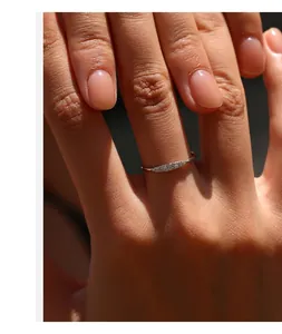 Nahaufnahme eines minimalistischen S925-Sterlingsilberrings mit D-Farbe Moissanit-Steinen