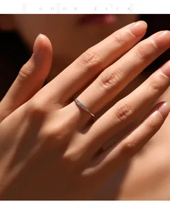 Eleganter S925 Sterlingsilber Moissanit Ring am Finger, minimalistisches Detail