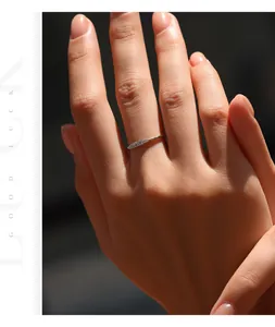 Detailansicht eines minimalistischen S925 Silber Moissanit Rings am Finger.