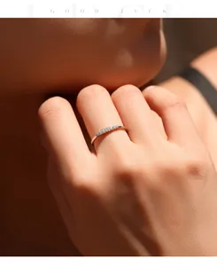Detailansicht eines S925 Sterlingsilberrings mit feinen Moissanit-Steinen am Finger