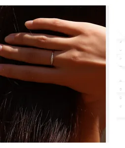 Detailansicht eines minimalistischen S925 Silberrings mit Moissanit-Besatz an einer Hand