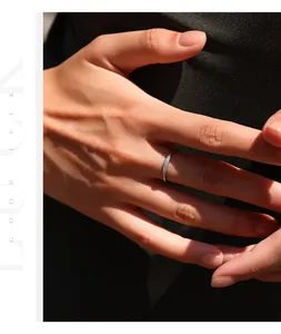 Elegantes Detail eines hochwertigen S925 Sterlingsilber Moissanit-Rings an der Hand