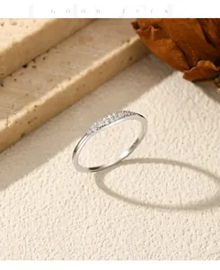 Detailansicht eines S925 Sterling Silber Moissanit Rings mit schmalem Banddesign.