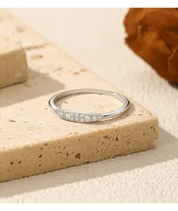 Makrodetail eines Sterling-Silber-Rings, besetzt mit funkelnden Moissanit-Steinen