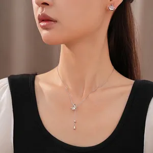 Élégante parure collier et boucles d'oreilles argentée avec cristaux de zircon en goutte
