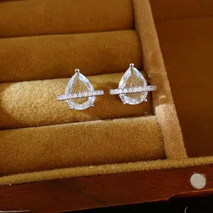 Élégantes boucles d'oreilles en zircon en forme de goutte d'eau dans une boîte en velours