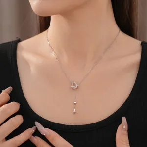 Élégant collier argenté avec pendentif en forme de goutte en zircon et détail pendant