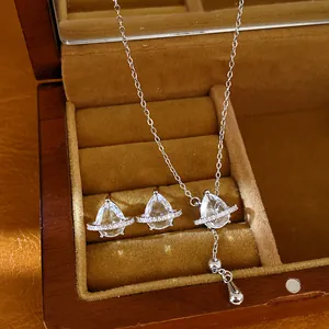 Vue détaillée d'un ensemble collier et boucles d'oreilles en zircone dans une boîte