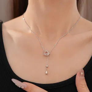 Détail macro d'un collier avec pendentif en zircon goutte d'argent porté par un mannequin