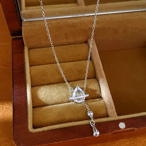 Détail en gros plan d'un collier en argent avec un zircon en forme de larme en boîte.