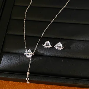 Gros plan d'un ensemble de bijoux en argent avec zircon en goutte et motif anneau planétaire