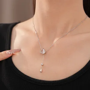 Vue détaillée d'un élégant collier avec pendentif goutte en zircon argenté sur le cou du modèle