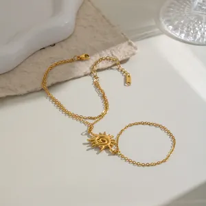 Vue détaillée d'un bracelet bague soleil élégant en acier inoxydable doré pour femme.