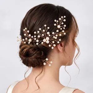 Vue détaillée d'épingles à cheveux en perles tressées sur un chignon de mariée élégant