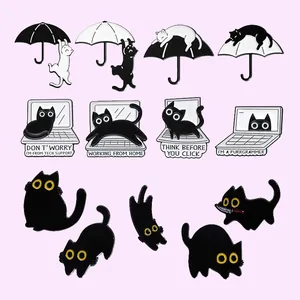 Collection de pin's en émail chat noir drôles avec thèmes tech et diverses poses.