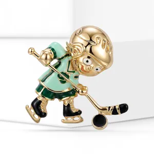 Detailansicht einer Cartoon-Eishockeyspieler-Brosche mit grüner Emaille und Goldfinish.