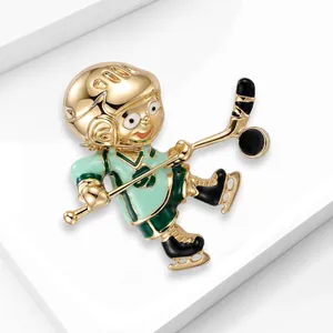 Detailansicht der kreativen Cartoon Eishockeyspieler Emaille Brosche in Goldoptik