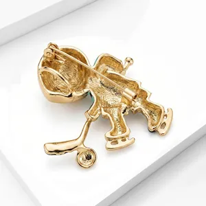 Detailansicht der Rückseite einer goldfarbenen Eishockeyspieler-Brosche mit Nadel