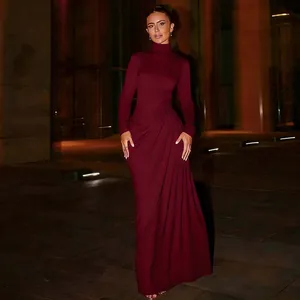 Élégante robe longue bordeaux à manches longues avec une taille froncée et col montant