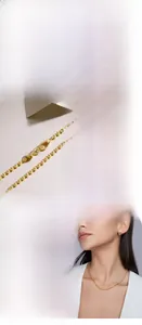 Detailansicht einer goldenen Halskette aus 925er Sterlingsilber mit Moissanit-Anhänger.