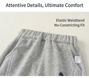 Gros plan sur la taille élastique confortable d'un pantalon de survêtement gris enfant