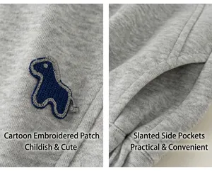 Détail du pantalon gris pour enfant montrant l'écusson dinosaure et la poche latérale
