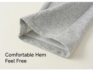 Détail rapproché de l'ouverture de jambe en maille grise douce du pantalon enfant