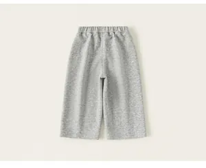 Vue arrière d'un pantalon de jogging gris confortable pour enfants en coton