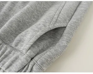 Vue macro détaillée de la poche latérale et du tissu doux du pantalon de jogging