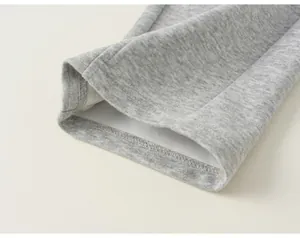Vue détaillée de la couture et du tissu doux de l'ourlet du pantalon gris pour enfant