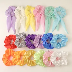 Kleurrijke set satijnen en chiffon haarelastiekjes in diverse pastelkleuren voor dames