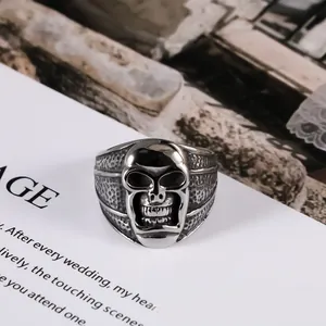 Bague tête de mort punk gothique vintage pour hommes en acier titane durable et robuste.