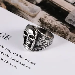 Bague tête de mort punk vintage en acier titane, bijou motard pour homme au look audacieux.