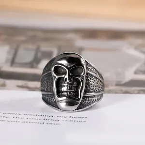 Bague tête de mort style punk vintage en acier titane pour homme, texture martelée.