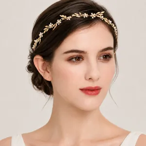Primo piano di elegante fascia da sposa con foglie dorate, perle e cristalli scintillanti