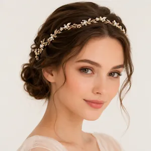 Dettaglio di un'elegante fascia per capelli da sposa dorata con foglie e perle su un modello