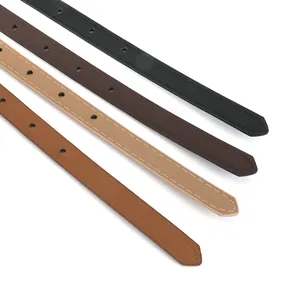 Détail montrant les extrémités colorées de la ceinture en similicuir avec coutures.