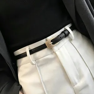Ceinture fine et élégante en similicuir noir avec boucle ardillon dorée pour femme