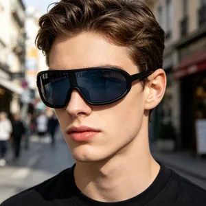 Gros plan d'un homme portant des lunettes de soleil de sport enveloppantes noires