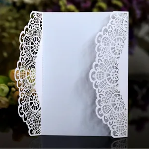 Elegante invito di matrimonio bianco intagliato a laser con pizzo floreale raffinato.