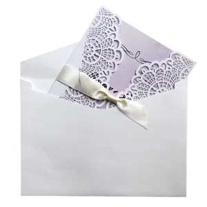 Elegante invito di nozze bianco intagliato al laser con carta viola e nastro color crema