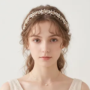 Gros plan élégant d'un bandeau de mariée fait main avec strass et perles délicates