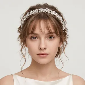 Détail d'un serre-tête de mariée fait main orné de perles élégantes et de strass brillants
