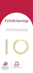 Détail de boucles d'oreilles créoles en argent 925 plaqué or et moissanite