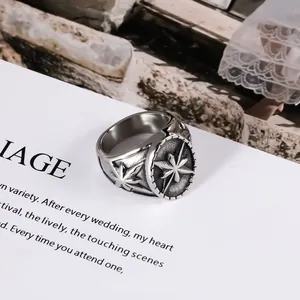 Vue détaillée d'une bague vintage argentée avec un motif d'étoile de boussole gravé