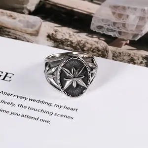 Détail macro d'une bague vintage en acier inoxydable avec un motif d'étoile gravé
