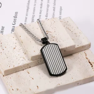 Vue détaillée du pendentif militaire en acier avec motif de vagues noir et argent