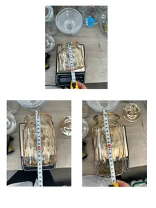 Misurazione dettagliata delle dimensioni di tre barattoli in vetro ambrato scanalato.