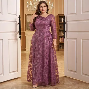 Élégante robe de soirée violette grande taille avec col en V, paillettes et broderies.